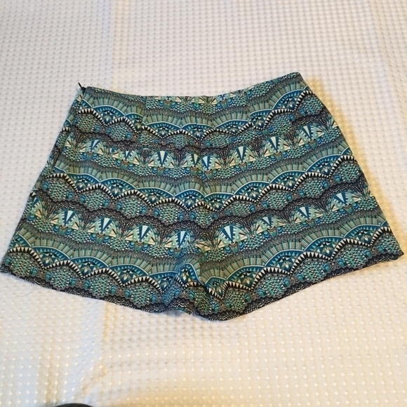 Forever 21 Shorts Womens Medium Side Zipper Geo-Design High Rise - Picture 2 of 7